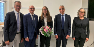 Gruppenfoto: Prof. Andreas Brümmer, Prof. Dirk Biermann, Promovendin Alexandra Wittig, Prof. Wolfgang Tillmann und Prof. Kirsten Bobzin (von links nach rechts)