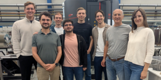 Gruppenbild von dem Besuch mit Dominic Graf, Dr. Nelson Filipe Lopes Dias, Finn Rümenapf, Mateo Patiño-Ríos, Florian Reese, Jonas Kruth, Csaba Szendy, und Julia Urbanczyk (von links nach rechts)