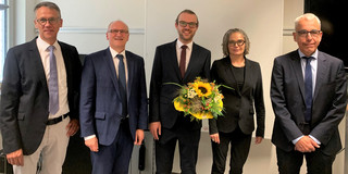 Gruppenfoto: Prof. Andreas Brümmer, Prof. Dirk Biermann, Promovend Alexander Fehr, Prof. Kirsten Bobzin und Prof. Wolfgang Tillmann (von links nach rechts)
