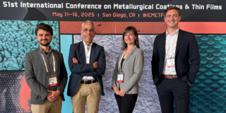 Kachel des Artikels "Teilnahme an der 51st International Conference on Metallurgical Coatings and Thin Films 2025", abgebildet sind Dr. Nelson Filipe Lopes Dias, Prof. Wolfgang Tillmann, Julia Urbanczyk und Dominic Graf (von links nach rechts)